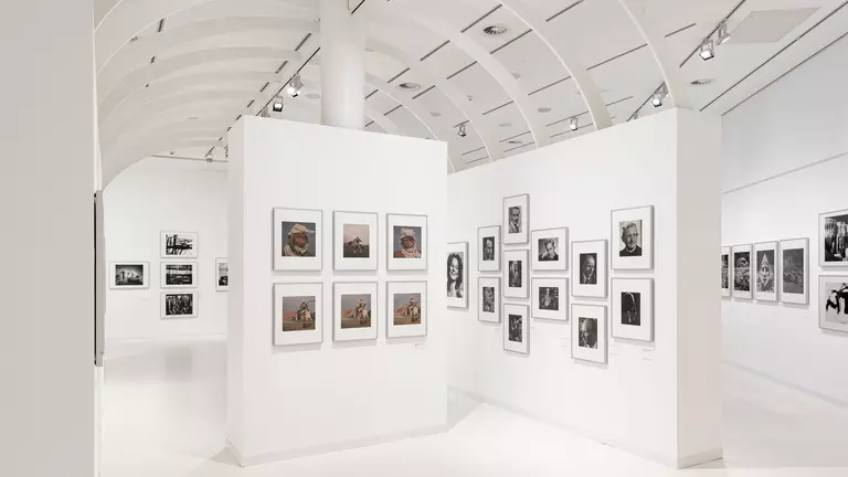 Noch bis Februar 2022 ist die beeindruckende Ausstellung „Lichtbilder“ im Stadtmuseum Münster zu sehen. Die 130 ausgestellten Fotografien sind von Pan Walther selbst erstellte Abzüge. (Foto: Stadt Münster)