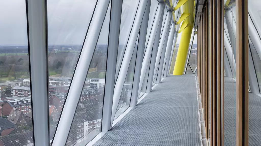 Ansicht der Glasfassade des LVM-Kristall als Doppelfassade mit Klimapufferzone.