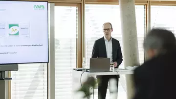 Vorstandsvorsitzender Dr. Mathias Kleuker präsentiert die Geschäftszahlen 2025 der LVM Versicherung. (Bild: Imke Autering)