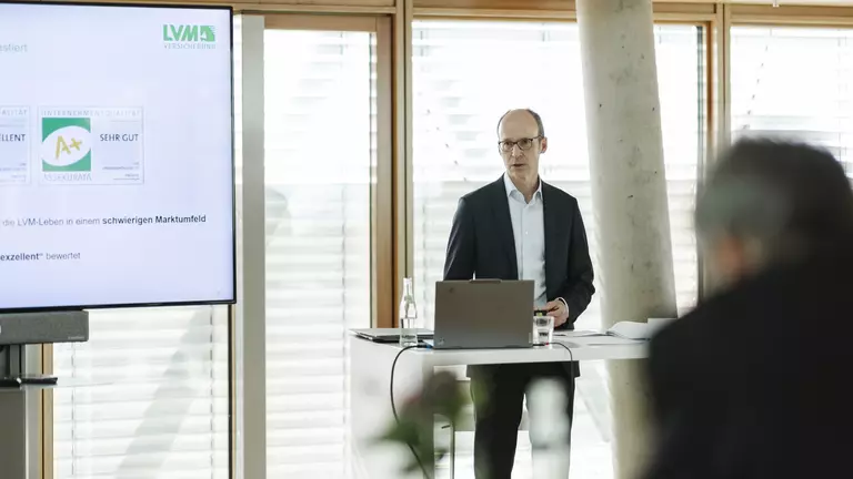 Vorstandsvorsitzender Dr. Mathias Kleuker präsentiert die Geschäftszahlen 2025 der LVM Versicherung. (Bild: Imke Autering)