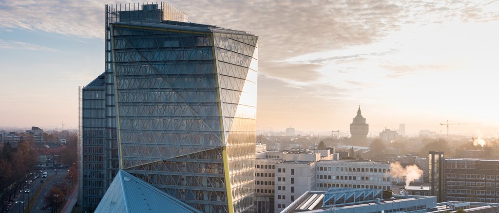 Gebäude "LVM-Kristall" bei Sonnenuntergang