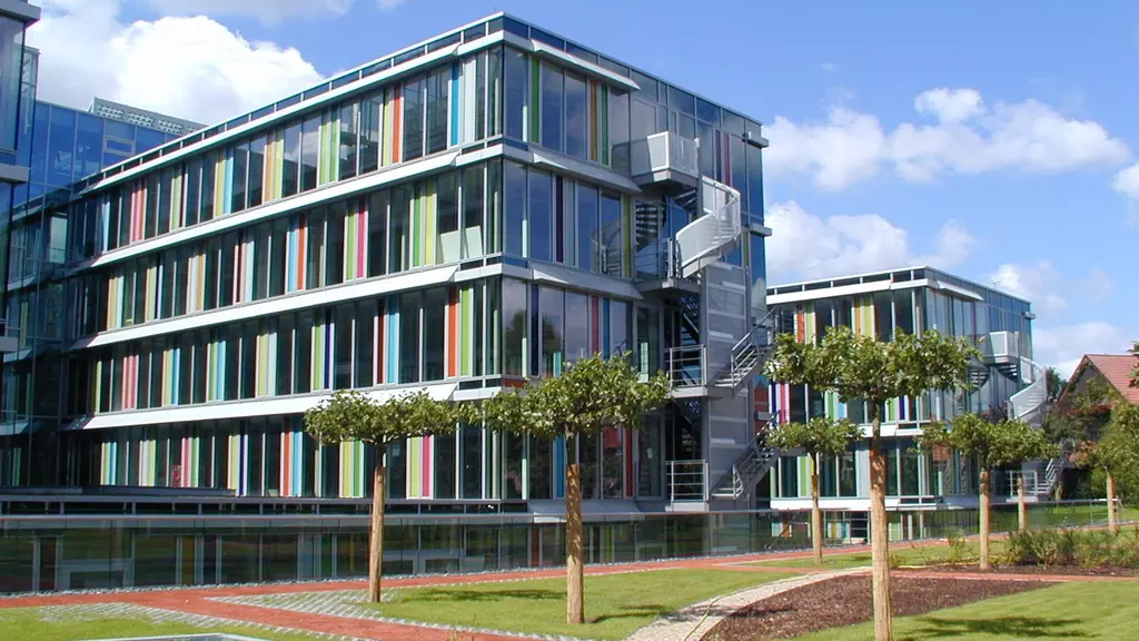 Der Blick aus dem Garten auf das LVM-Gebäude an der Sperlichstraße 