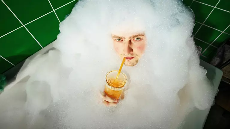 Man in Badewanne