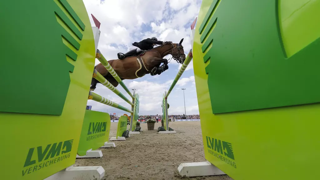 Reiter und Pferd springen auf dem Turnier Horses & Dreams in Hagen a.T.W. 