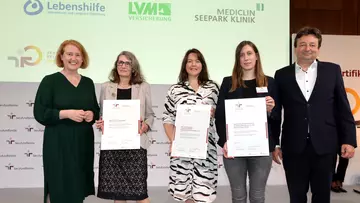 Schirmherrin und Bundesfamilienministerin Lisa Paus (links) überreichte zusammen mit Oliver Schmitz (Geschäftsführer berufundfamilie Service GmbH) in feierlichem Rahmen auf der Bundespreisverleihung in Berlin die Urkunden an die ausgezeichneten Unternehmen. Als LVM-Projektverantwortliche freut sich Isabelle Löchte (Mitte) über das Zertifikat. (Foto: Jens Schicke/berufundfamilie Service GmbH)