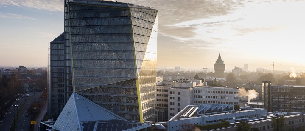 LVM-Gebäude "Kristall" bei Sonnenuntergang, Sonnenuntergang und Wasserturm im Hintergrund