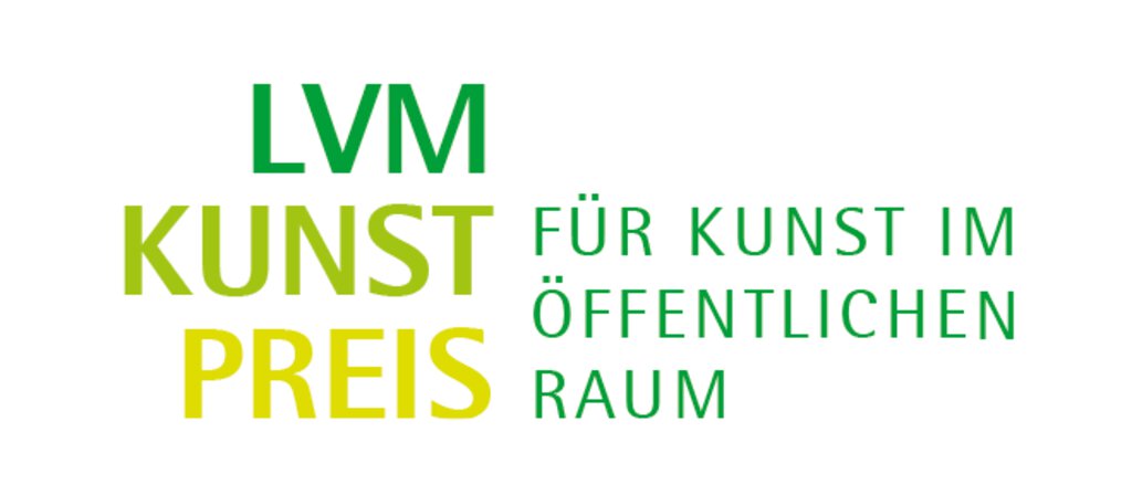 Logo der LVM Versicherung in Silber. an Betonwand, daneben ein rotes Fahrrad