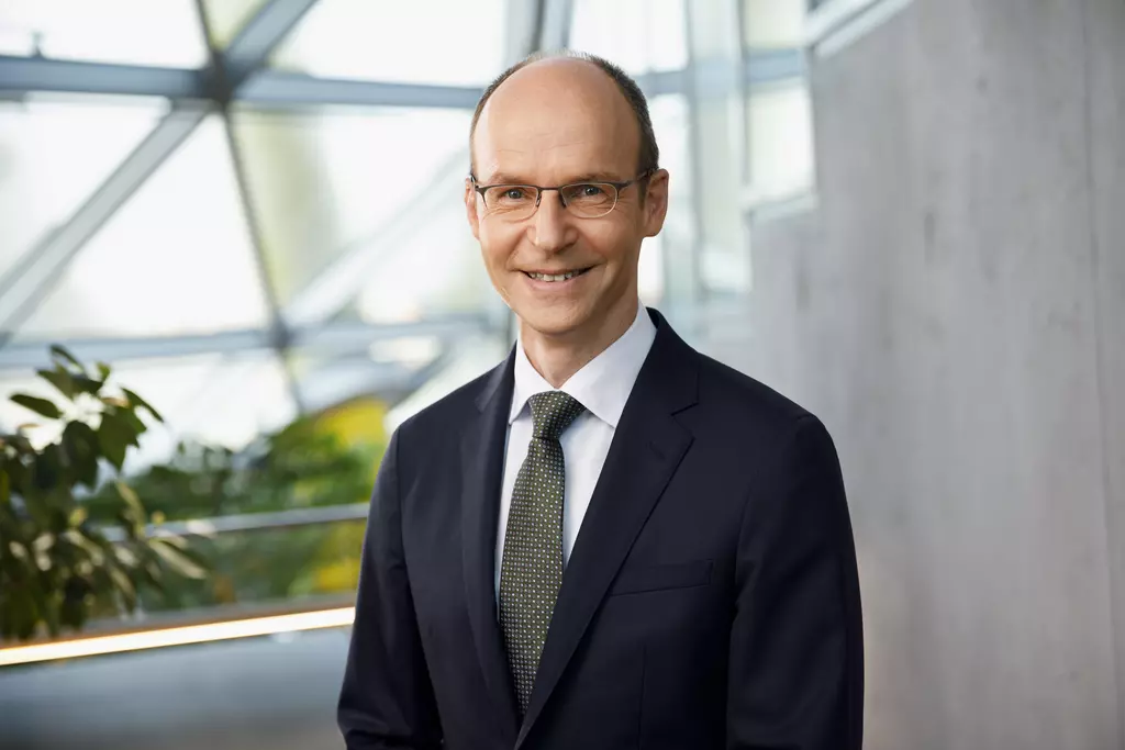 Vorstandsvorsitzender Dr. Mathias Kleuker, lächelnd, im Anzug