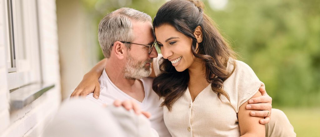 Ein Paar freut sich über die LVM Pflegezusatzversicherung