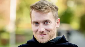 Samuel Koch sitzt im Park (Bild: Lukas Neumair)