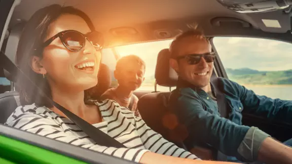 Eine Familie fährt sorgenfrei mit dem E-Auto in den Urlaub.