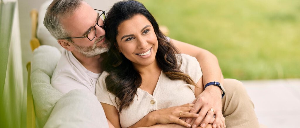 Ein Mann und eine Frau die sich fröhlich umarmen.