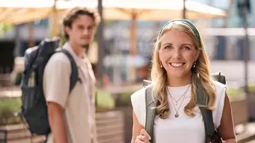 Junge Frau auf Reise