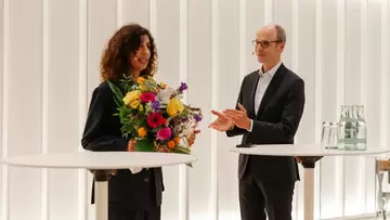 Preisverleihung: Natascha Sadr Haghighian erhält den LVM-Kunstpreis von Dr. Mathias Kleuker. (Foto: LVM/Imke Autering)