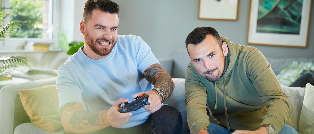 Eine Frau steht mit einem Umzugskarton vor einem Transporter und kann unbesorgt ihren Umzug durchführen dank ihrer Privathaftpflichtversicherung.