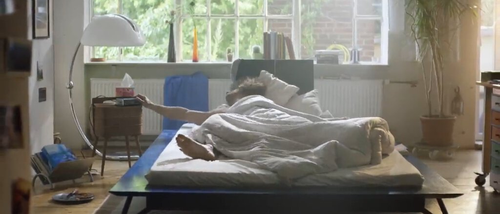 Ein Mann liegt krank im Bett