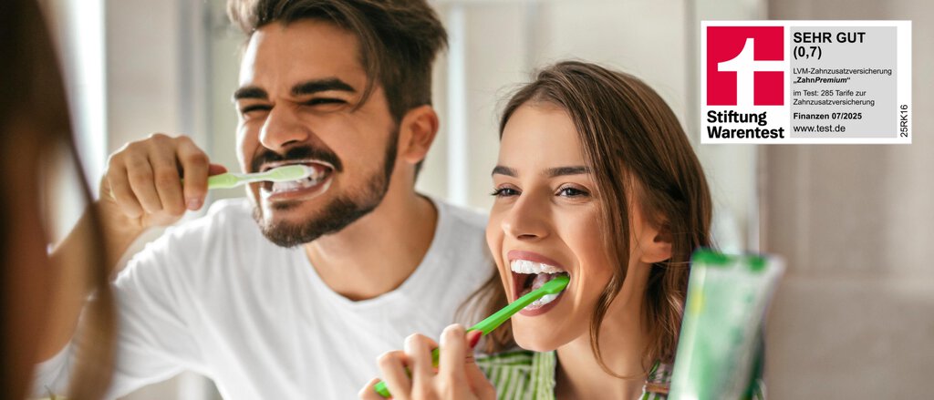 Mann und Frau die vor einem Spiegel Zähne putzen, sowie Stiftung‑Warentest‑Siegel: LVM‑Zahnzusatzversicherung ZahnPremium mit der Note Sehr gut (0,7) (07/2025).