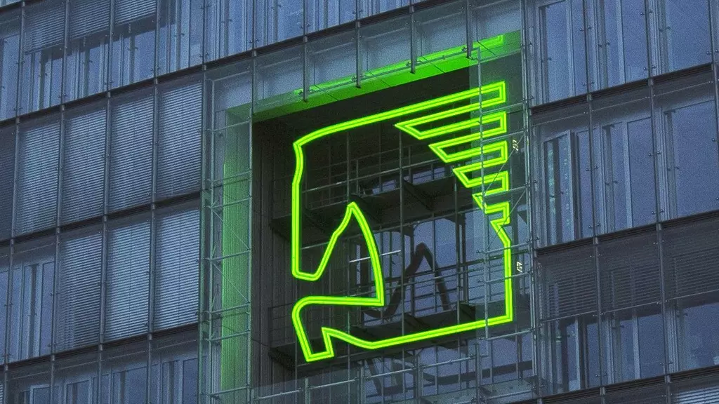 Bild von der Fassade des LVM-Towers mit leuchtendem Logo, grünes Pferd