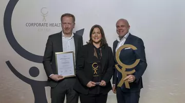 Timo Schürmann und Isabelle Löchte (Personalabteilung LVM) mit Markus A.W. Hoehner (Geschäftsführer EUPD Research) halten den Preis in die Kamera. 