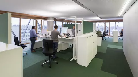 Mitarbeiter mit Reiserücktrittsversicherung bei der Projektarbeit