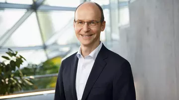Dr. Mathias Kleuker, lächelnd, im Anzug