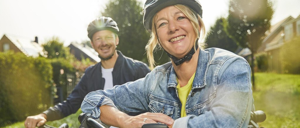 Frau und Mann auf E-Bikes