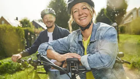 Ein junges Paar mit E-Bikes genießt sorglos die zweiwöchige Urlaubs-Radtour. Die E-Bike-Versicherung der LVM ist für alle Fälle mit im Gepäck.