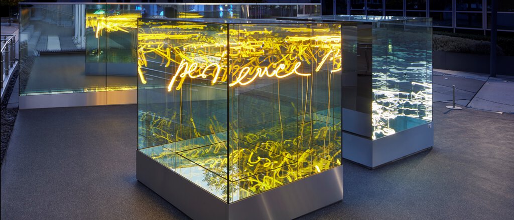 Kunstwerk von Brigitte Kowanz "out of the blue" realm experience 2021 Kunstwerk von Brigitte Kowanz "out of the blue" realm experience 2021