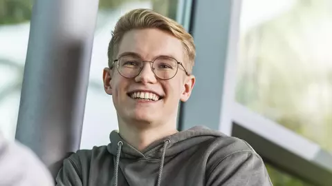 junger Mann mit Brille