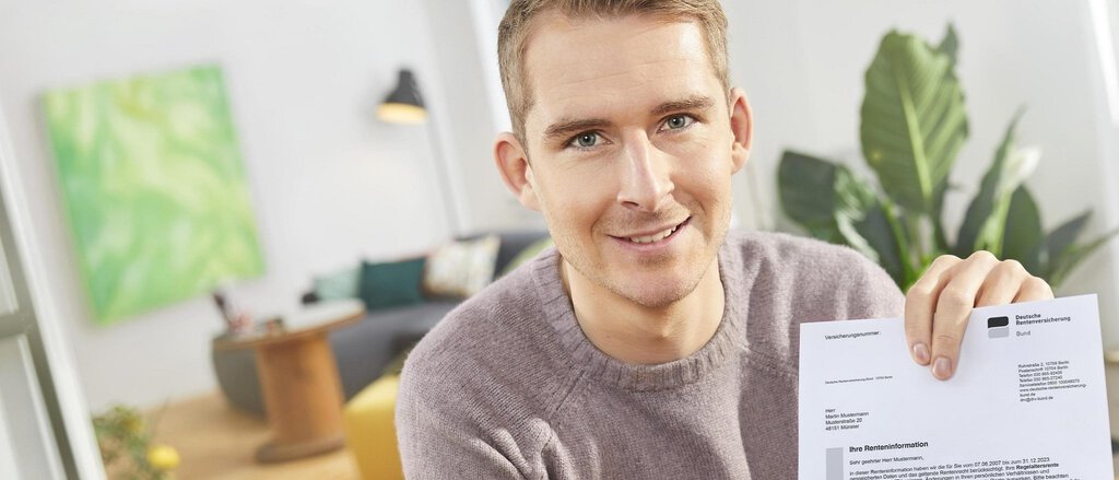 Mann hält Rentenschreiben in die Kamera