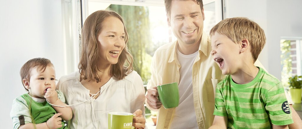 Bausparen mit der LVM Versicherung und Wüstenrot Familie mit zwei Kindern spricht über Bausparen.