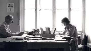 Büroalltag in der Nachkriegszeit: Telefon und Rechenmaschine als technische Unterstützung sind zwar vorhanden, die meisten Arbeiten werden aber von Hand erledigt. (Foto: Historisches Unternehmensarchiv der LVM Versicherung)