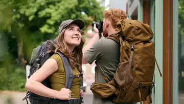 Paar freut sich bei einem Städetrip