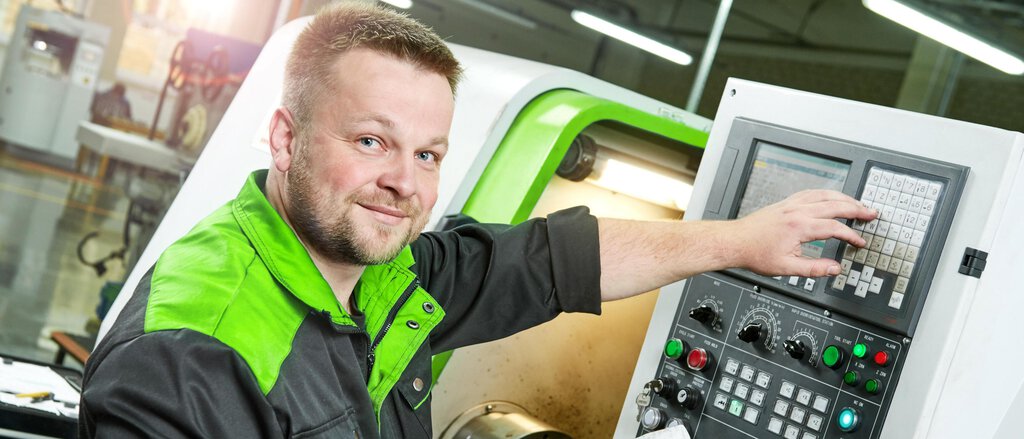 Maschinenversicherung Mann an Druckmaschine