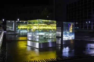 Jüngst enthüllt: die neue Lichtinstallation "realm of experience - out of the blue" von Brigitte Kowanz auf dem LVM-Campus in Münster.  (Foto: LVM Versicherung/Bernd Schwabedissen)