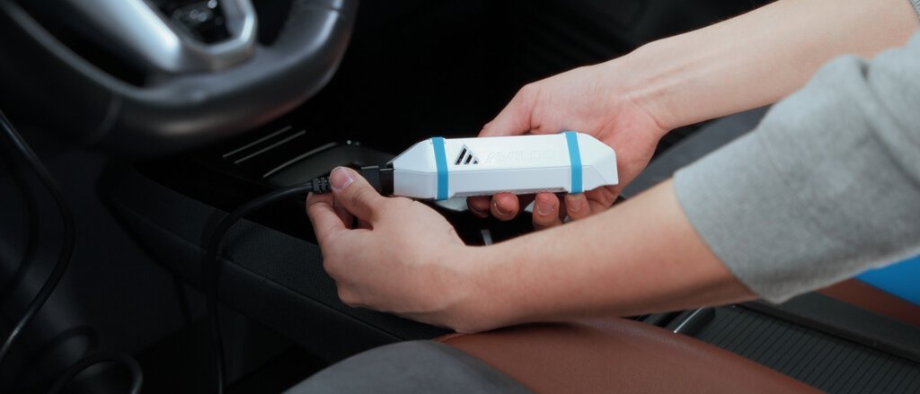 Person führt LVM-Batterietest durch