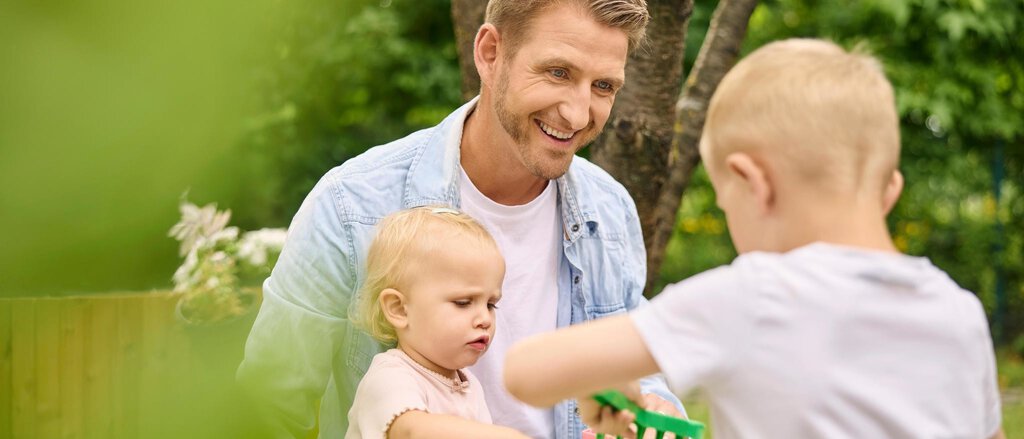 Familie mit zwei Kindern spricht über Bausparen.