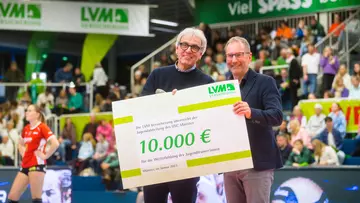 LVM-Vorstand Peter Bochnia (r.) übergibt den Spendenscheck an USC-Präsident Martin Gesigora. (Foto: LVM Versicherung/Michael Muecke)