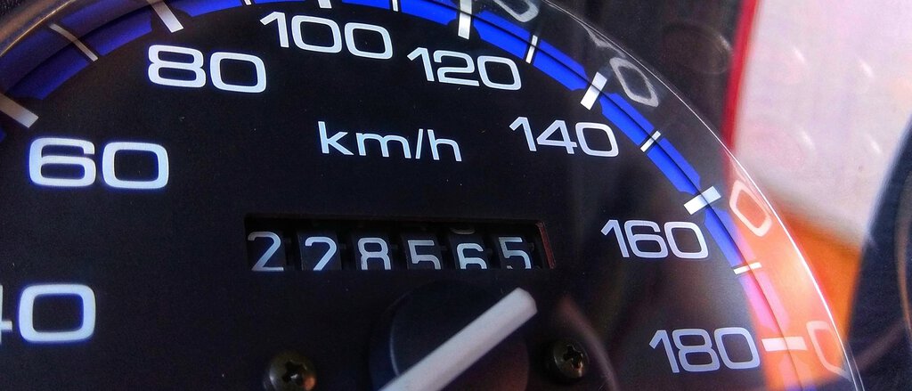 Ein Tachometer mit Kilometerstand wird angezeigt. Hier kann man den Kilometerstand für die Kfz-Versicherung erfassen.