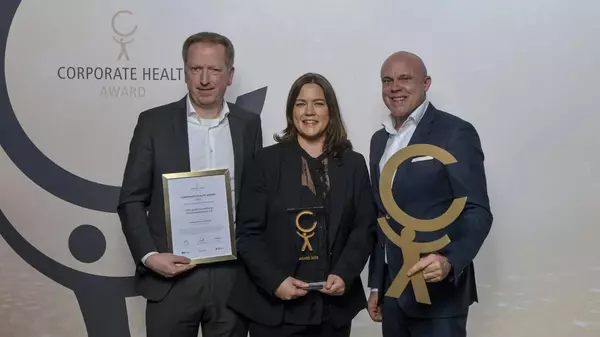 Eine Personengruppe steht vor einem InnoWard Schriftzug