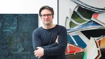 Der Künstler Felix Schramm vor einem seiner Werke. 