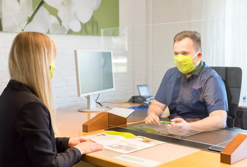 Beratung mit Maske während Coronapandemie 2020