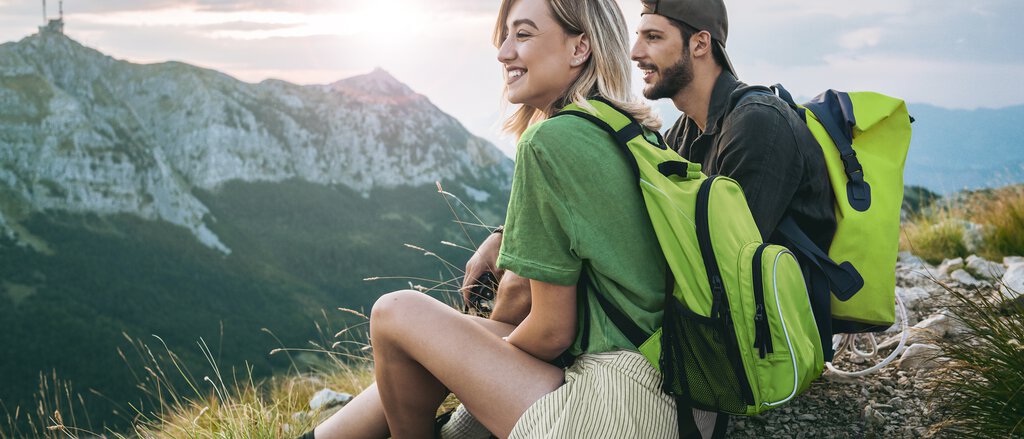 Reiserücktrittsversicherung Paar beim Wandern in den Bergen