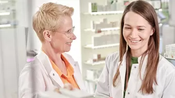 Chefin mit Mitarbeitern in Apotheke