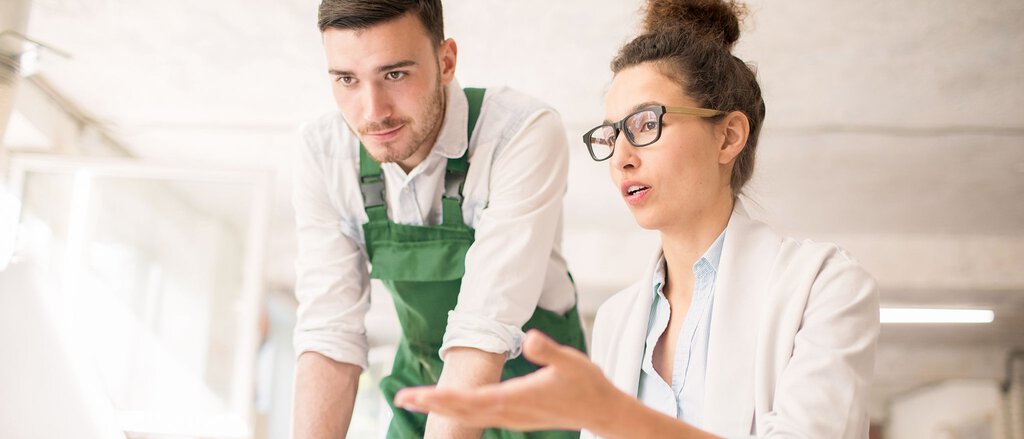 Chefin und Mitarbeiter erörtern Problem mit Lieferanten, danke der Gewerberechtsschutz sind sie abgesichert
