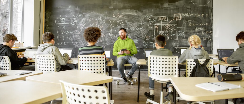 Krankenversicherung für Beamte Ein Lehrer vor der Schulklasse: Restkostenversicherung