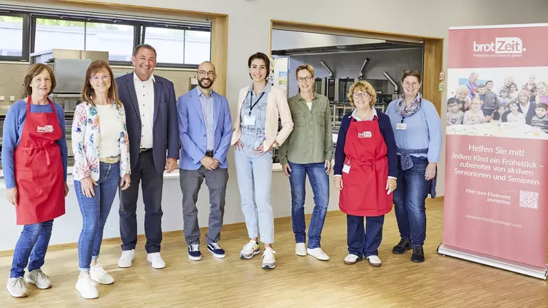 Gruppenfoto der Förderer des Projekts Brotzeit e.V. in der Mensa der Norbertschule. Machen sich gemeinsam stark für ein gesundes Frühstücksangebot für Schülerinnen und Schüler (v.l.) Elke Schmidt, Frühstückhelferin, Claudia Stappert, Geschäftsführerin NRW brotZeit e.V., Marko Feldbaum, Abteilungsleiter Kommunikation LVM Versicherung, Fabio Breuer, Fundraiser NRW brotZeit e.V., Insa Uysal, Schulleiterin Norbertschule, Vera Keßeler, Projektleitung Nördliches NRW brotZeit e.V., Andrea Sürder und Nataly Holtmann, Lehrerin Norbertschule. (Foto: LVM Versicherung/Bernd Schwabedissen)