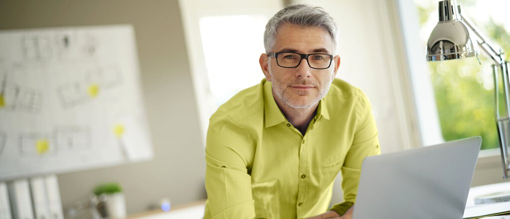 Basis-Rente/Rürup-Rente Mann informiert sich über Rürup Rente der LVM Versicherung