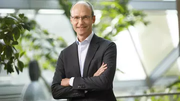 Dr. Mathias Kleuker, lächelnd, verschränkte Arme