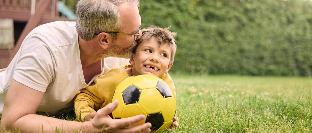 Vater mit Sohn im Garten